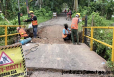 Jembatan Penghubung 2 Desa Amblas, Dinas PUPR Ogan Ilir Langsung Lakukan Perbaikan 