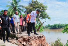 Wabup Muba Tinjau dan Serahkan Bantuan ke Warga Terdampak Longsor di Desa Kasmaran