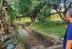 Jalan Kaki, PJ Bupati Apriyadi Sambangi Warga Terdampak Banjir di Sekayu