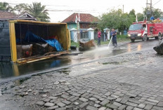 8000 Liter Minyak Ilegal Tumpah di Ruas Jalan, Pengendara, Damkar Langsung ke Lokasi 