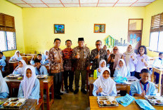 Bupati Muba Tinjau Penyaluran Makanan Bergizi Gratis di Plakat Tinggi