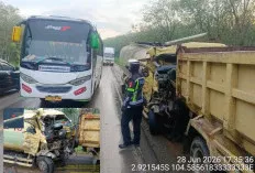 Truk Fuso dan Truk Tangki Bertabrakan di Jalintim Banyuasin, Sopir Terjepit, Polisi Imbau Pengendara Utamakan 