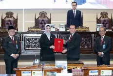 Rapat Paripurna ke-81, Pj Gubernur Agus Fatoni Sampaikan Dokumen LKPJ Tahun Anggaran 2023