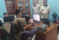Disdukcapil Jemput Bola Layani Warga Desa Teluk