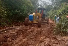 Gotong Royong Wujudkan Akses Jalan Mulus di Tulung Selapan 