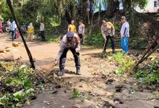 Polres Lubuk Linggau Tebang Pohon Berbahaya dan Bersihkan Jembatan, Dukung Gerakan Indonesia ASRI