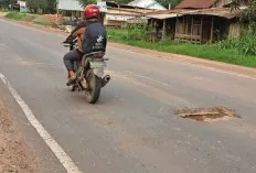 Lubang Menganga Bahayakan Pengendara 