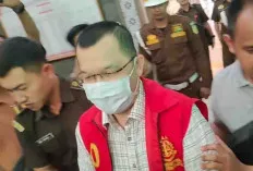Mantan Ketum KONI Sumsel HZ Pakai Rompi Kejati Sumsel, Lalui Ditahan 