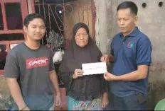 Rumah Roboh, Ikatan Keluarga Ngulak Bandung Salurkan Tali Asih untuk Warga Ngulak