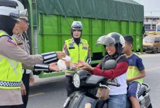 Hadang Pengendara, Lalu Sat Lantas Bagi-Bagi Takjil Kepada Pengemudi Bentor dan Pengendara 
