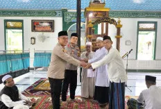 Safari Jumat di Masjid At Taqwa, Kapolres Muba dan Kapolsek Sanga Desa Berikan Hadiah Umroh untuk Dua Marbot  