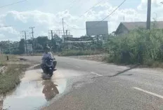 Limbah Rumah Tangga Menggenang di Badan Jalan Lintas Tengah, Ternyata Ini Penyebabnya 
