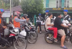 Dansubdenpom Persiapan Sekayu Bagikan Takjil Kepada Masyarakat dan Pengemudi Ojek