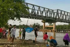 Emak - Emak di Muba Berjejer Dipinggiran Sungai,  Bersiap Untuk Nangkul Ikan 
