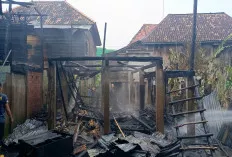 Diduga Dipicu Ledakan Tambungan Gas 3 Kg, 2 Rumah Warga Petaling Hangus Terbakar 