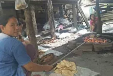 Ini Cara Emak-Emak Mencari Kebutuhan Tambahan, Menjadi Buruh Pemanggang Kemplang 