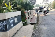 Rusak Pemandangan, Jembatan Air Terusan Banyak Terdapat Coretan 