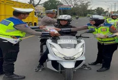 Sat Lantas Polres OKI Bagikan Takjil Kepada Pengendara 