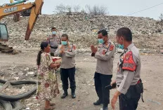 Ditpamobvit Polda Sumsel Datangi Warga TPA Sukawinatan dan Panti Asuhan