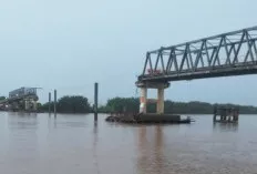  Jembatan P.6 Lalan Kembali Ditabrak Tongkang Batu Bara, Tiang Pancang Roboh ke Dasar Sungai