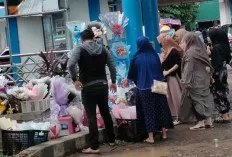 Manfaatkan Momen Wisuda, Pedagang Souvenir Raup Omzet Jutaan Rupiah 