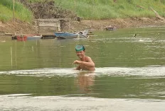Debit Air  Surut, Pencari Emas Sisir Tanah Napal Sungai Musi