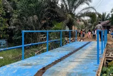 Jembatan Kayu Hampir Roboh, Polres Muba dan PT MBJ Bangun Jembatan Besi Kokoh di Bayung Lencir