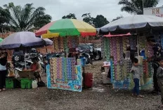 Manfaatkan Momen Hajatan dan Keramaian di Desa, Pedagang Es Keliling Ini Untung Besar 