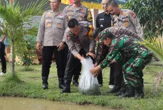 Ketahanan Pangan, Polsek Sekayu Lakukan Penanaman Pohon dan Tebar Bibit Ikan Nila 