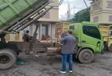 Anggota Dewan Muara Enim Tegur Supir Truk, Ada Apa Ya?