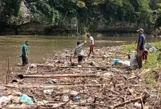 Jaga Kebersihan dan Kelestarian, Warga OKU Lakukan Aksi Bersih–Bersih Sungai Ogan 