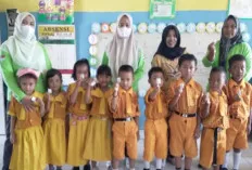 Turun Angka Cacingan Pada Anak, UPT Puskesmas Buay Pemaca Bagikan Tablet Obat Cacing ke Siswa