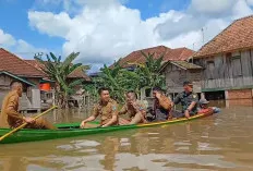 Kunjungi Korban Banjir di Muara Kuang