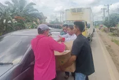 Solidaritas NU Bukit Jaya: Bagikan Ratusan Nasi Kotak untuk Pengendara Terdampak Macet Banjir Jalintim