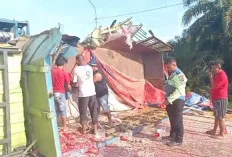 Truk Pecah Ban, Kecelakaan Beruntun Lumpuhkan Jalintim Palembang-Betung