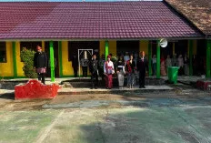 SMA Negeri 1 Sanga Desa Gelar Upacara Hardiknas, Guru Kompak Kenakan Baju Adat