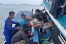 Ditpolairud Polda Sumsel Evakuasi Jenazah Nahkoda KM Kurnia di Perairan OKI