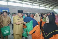 Ringankan Beban Masyarakat Terdampak Banjir, Pasukan Oranye Dapatkan Paket Sembako
