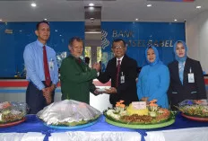 Pemimpin dan Wakil BSB Cabang Sekayu Layani Nasabah