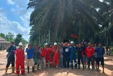 Kompak, Warga Nusa Serasan dan Medco Lakukan Pembersihan Jaringan Listrik 