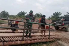 Gotong Royong Perbaiki Jembatan Rusak 