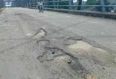 Aspal Jembatan Alami Kerusakan 