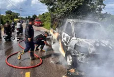 Damkar Babat Toman Padamkan Kebakaran Mobil di Jeramba 3