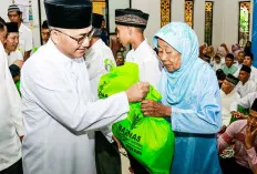 Kunjungi Plakat Tinggi, Pj Bupati Apriyadi Bantu Bedah Rumah dan Bagikan Paket Sembako 