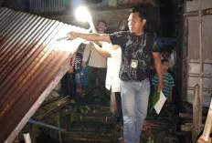 Tongkang Batu Bara Hantam Rumah Warga di Sungai Musi, Dapur Roboh Saat Jelang Buka Puasa  