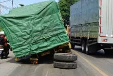 Antrean Panjang Akibat Truk Mogok, Polisi Ingatkan Pengendara untuk Disiplin