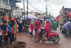 Gotong Royong Bersihkan Pasar Sungai Lilin, Camat Ajak Warga dan Pedagang Jaga Kebersihan pasar