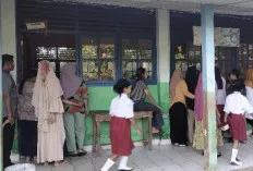 Hari Pertama Sekolah, Orang Tua Rela Datang Pagi Demi Bangku Paling Depan