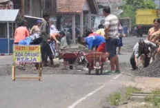 Puluhan Masyarakat di Ngulak 1 Berebut Kikisan Aspal