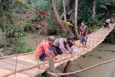 Polres Musi Rawas Perbaiki Jembatan Gantung Rusak di Bangun Rejo demi Keselamatan Pelajar